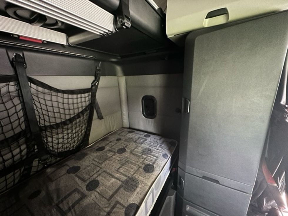 Sleeper Tractor-Heavy Duty Tractors-Freightliner-2022-T12664ST-Florence-SC-535,344\n\t\tmiles-$ 66,250 - Image 17