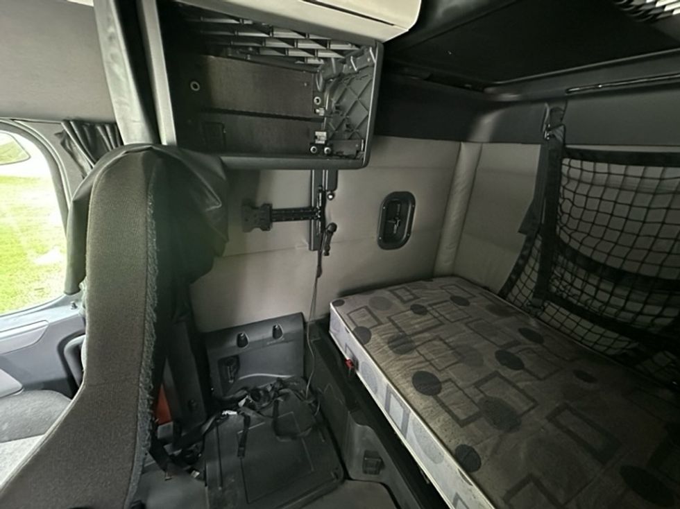 Sleeper Tractor-Heavy Duty Tractors-Freightliner-2022-T12664ST-Florence-SC-535,344\n\t\tmiles-$ 66,250 - Image 18