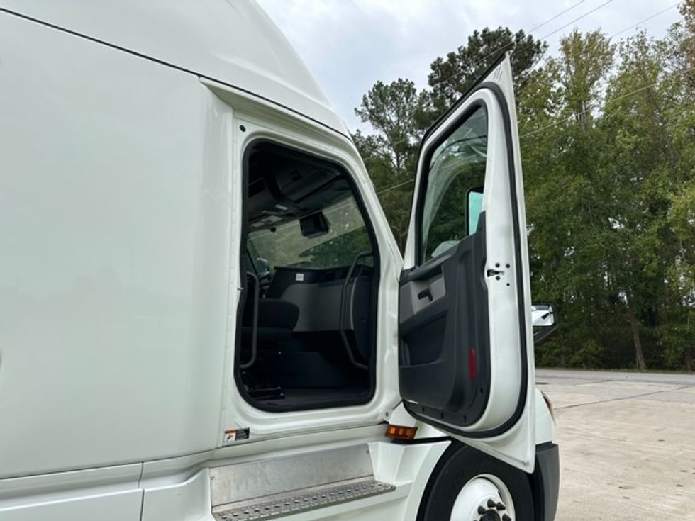 Sleeper Tractor-Heavy Duty Tractors-Freightliner-2022-T12664ST-Florence-SC-535,344\n\t\tmiles-$ 66,250 - Image 19