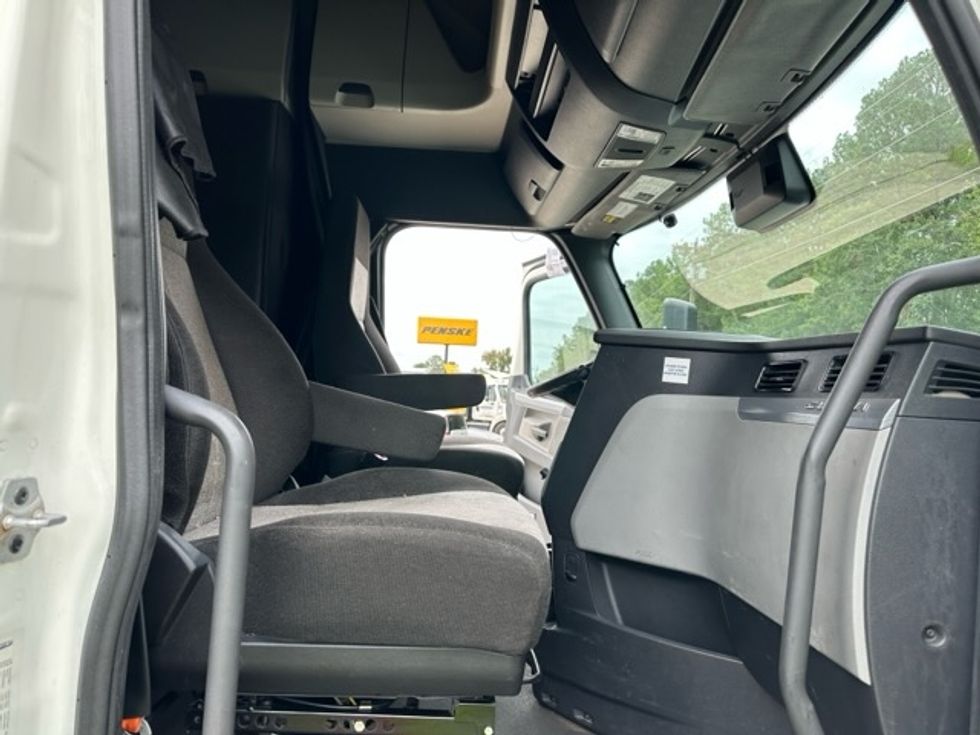 Sleeper Tractor-Heavy Duty Tractors-Freightliner-2022-T12664ST-Florence-SC-535,344\n\t\tmiles-$ 66,250 - Image 20