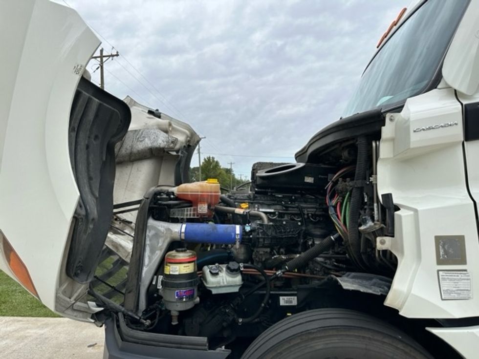 Sleeper Tractor-Heavy Duty Tractors-Freightliner-2022-T12664ST-Florence-SC-535,344\n\t\tmiles-$ 66,250 - Image 21