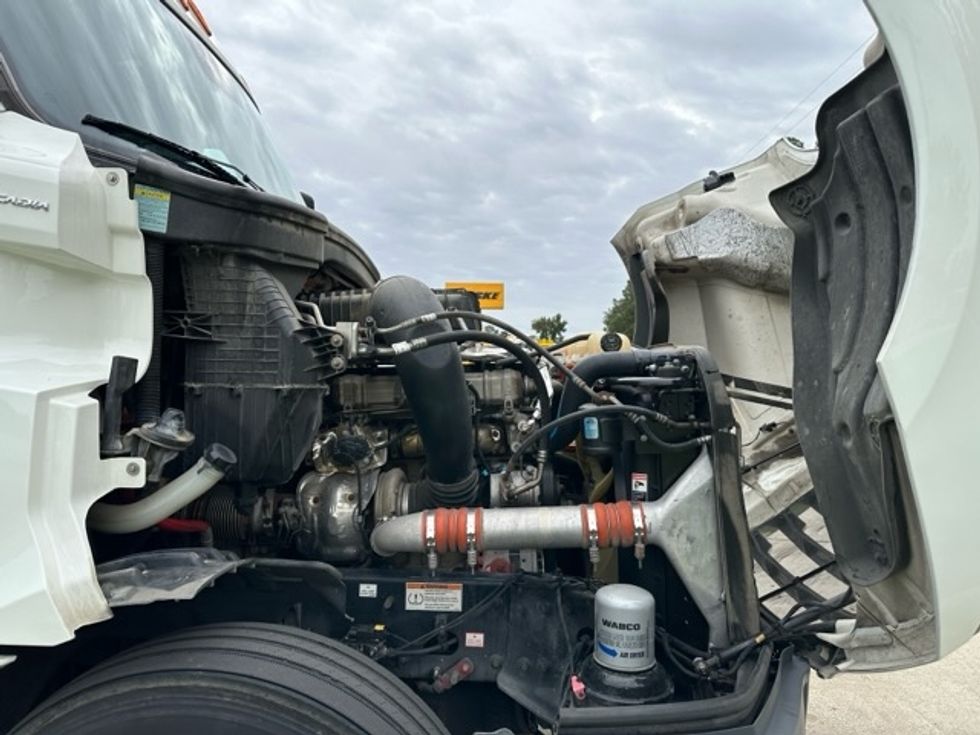 Sleeper Tractor-Heavy Duty Tractors-Freightliner-2022-T12664ST-Florence-SC-535,344\n\t\tmiles-$ 66,250 - Image 22