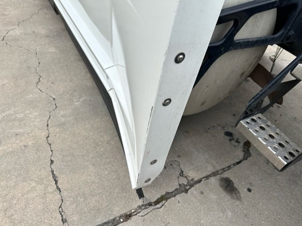 Sleeper Tractor-Heavy Duty Tractors-Freightliner-2022-T12664ST-Florence-SC-535,344\n\t\tmiles-$ 66,250 - Image 24