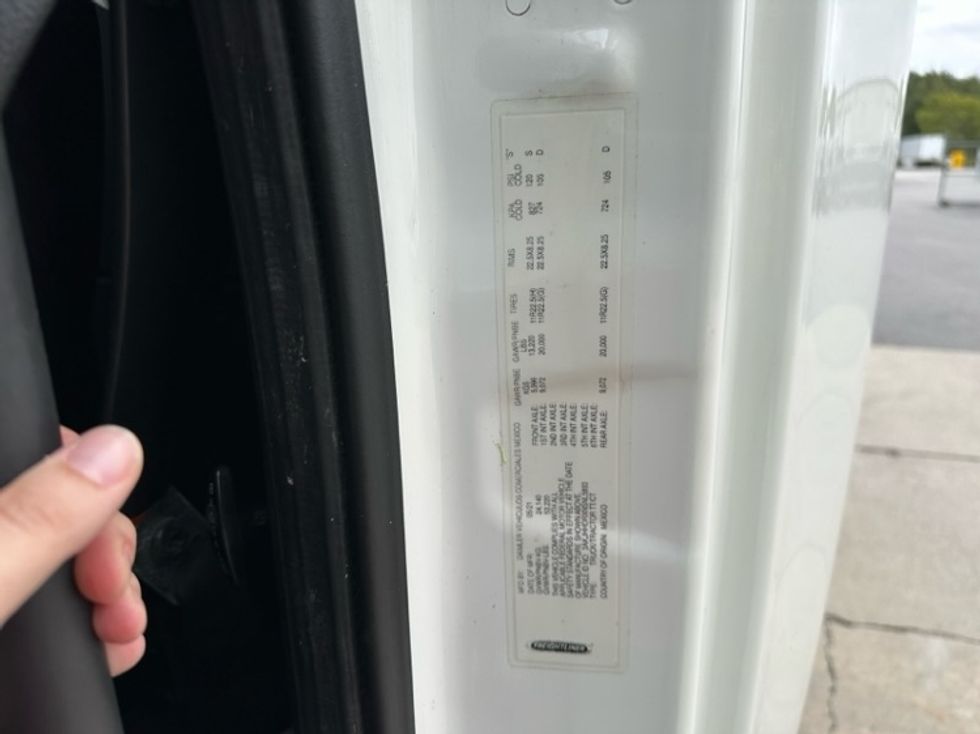 Sleeper Tractor-Heavy Duty Tractors-Freightliner-2022-T12664ST-Florence-SC-535,344\n\t\tmiles-$ 66,250 - Image 30