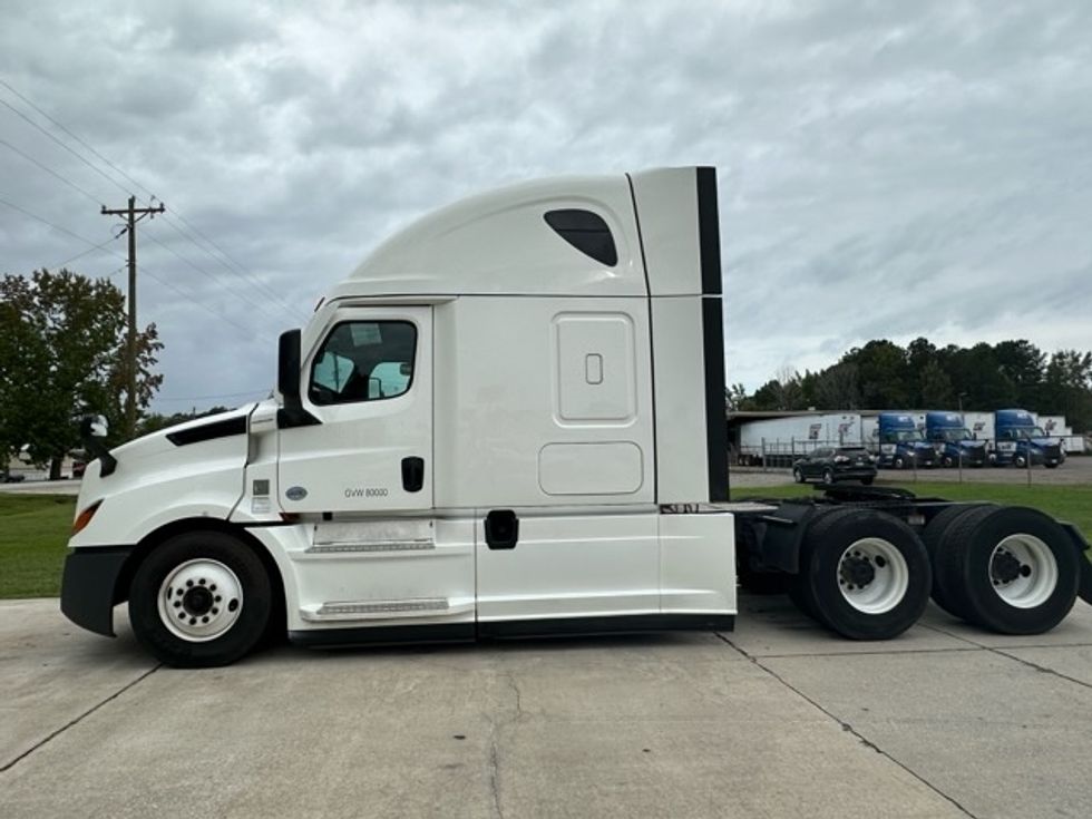 Sleeper Tractor-Heavy Duty Tractors-Freightliner-2022-T12664ST-Florence-SC-535,344\n\t\tmiles-$ 66,250 - Image 4