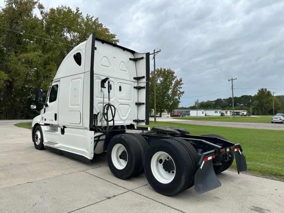 Sleeper Tractor-Heavy Duty Tractors-Freightliner-2022-T12664ST-Florence-SC-535,344\n\t\tmiles-$ 66,250 - Image 5