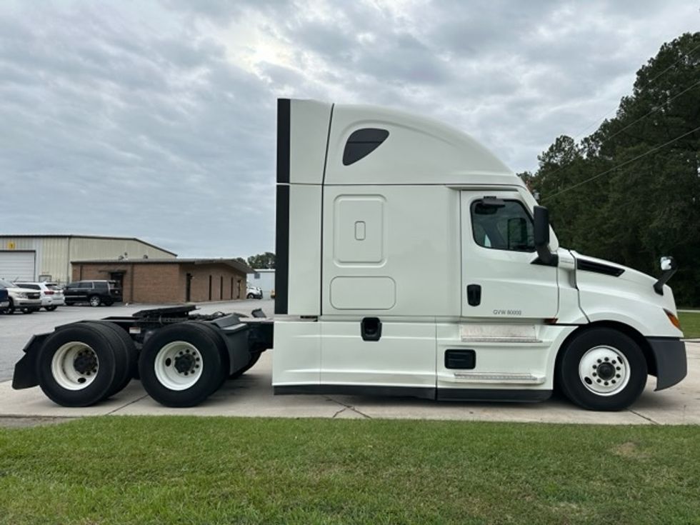 Sleeper Tractor-Heavy Duty Tractors-Freightliner-2022-T12664ST-Florence-SC-535,344\n\t\tmiles-$ 66,250 - Image 8