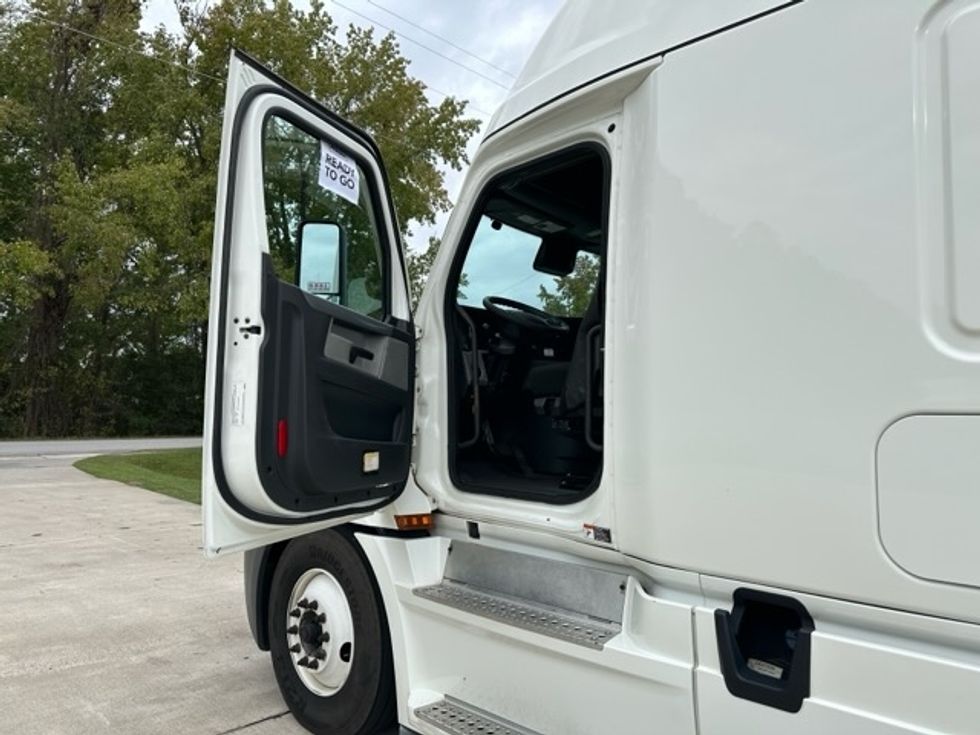 Sleeper Tractor-Heavy Duty Tractors-Freightliner-2022-T12664ST-Florence-SC-535,344\n\t\tmiles-$ 66,250 - Image 9