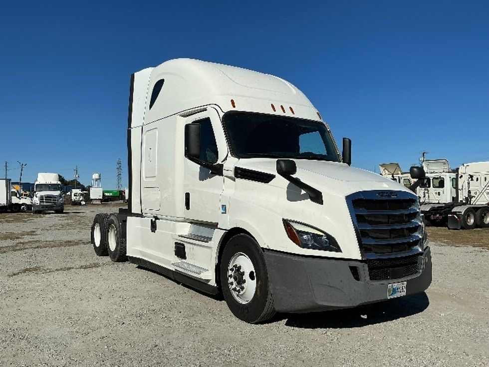 Sleeper Tractor-Heavy Duty Tractors-Freightliner-2022-T12664ST-Florence-SC-551,094\n\t\tmiles-$ 63,500 - Image 1