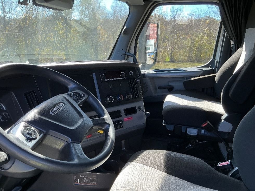 Sleeper Tractor-Heavy Duty Tractors-Freightliner-2022-T12664ST-Florence-SC-551,094\n\t\tmiles-$ 63,500 - Image 10