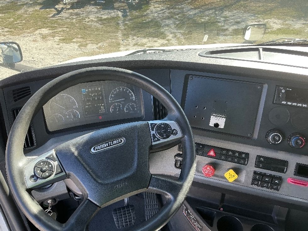 Sleeper Tractor-Heavy Duty Tractors-Freightliner-2022-T12664ST-Florence-SC-551,094\n\t\tmiles-$ 63,500 - Image 11