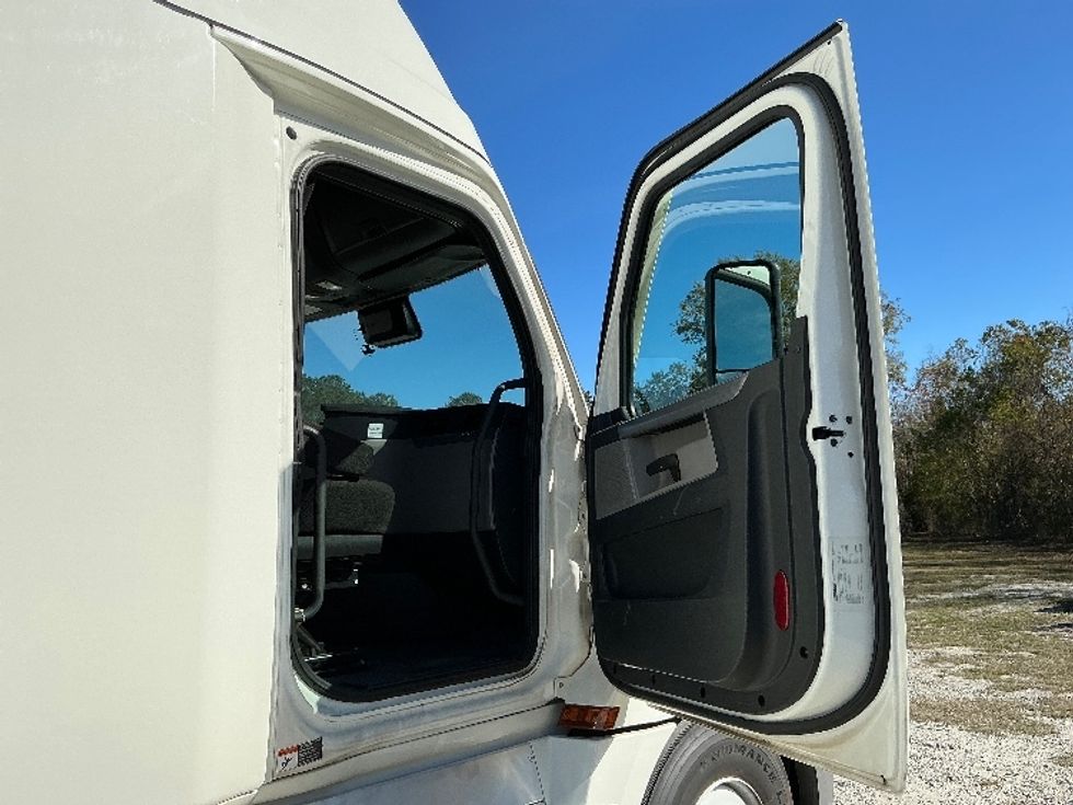 Sleeper Tractor-Heavy Duty Tractors-Freightliner-2022-T12664ST-Florence-SC-551,094\n\t\tmiles-$ 63,500 - Image 13
