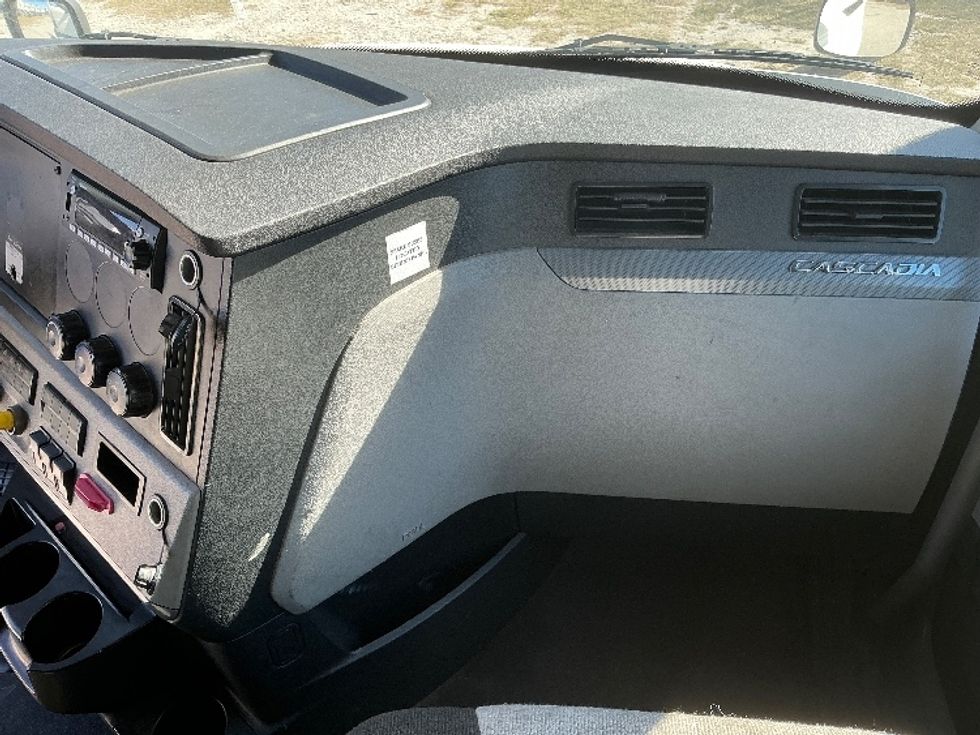 Sleeper Tractor-Heavy Duty Tractors-Freightliner-2022-T12664ST-Florence-SC-551,094\n\t\tmiles-$ 63,500 - Image 14