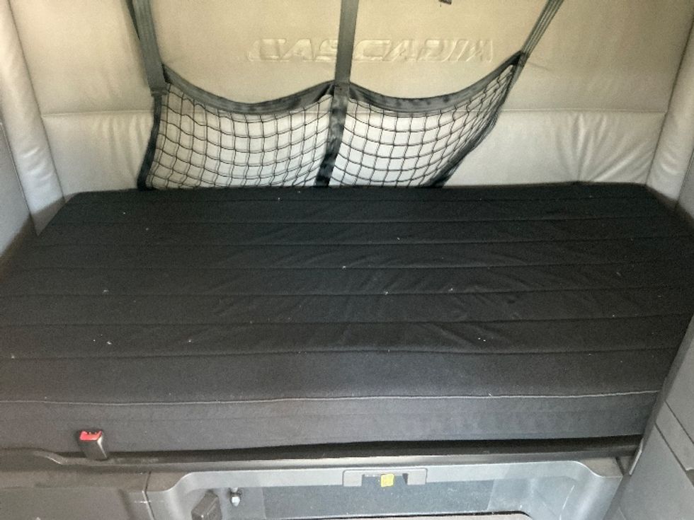 Sleeper Tractor-Heavy Duty Tractors-Freightliner-2022-T12664ST-Florence-SC-551,094\n\t\tmiles-$ 63,500 - Image 17