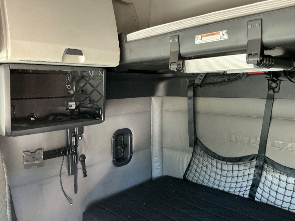 Sleeper Tractor-Heavy Duty Tractors-Freightliner-2022-T12664ST-Florence-SC-551,094\n\t\tmiles-$ 63,500 - Image 19