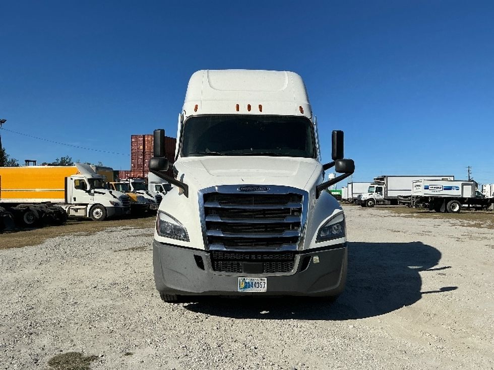 Sleeper Tractor-Heavy Duty Tractors-Freightliner-2022-T12664ST-Florence-SC-551,094\n\t\tmiles-$ 63,500 - Image 2