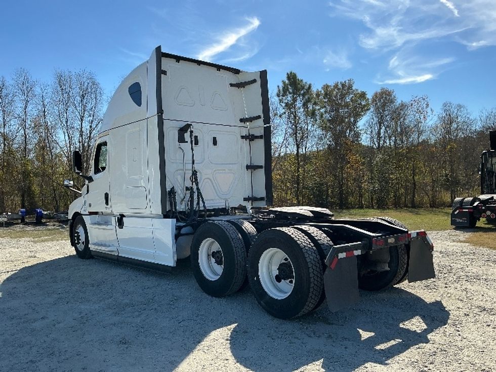 Sleeper Tractor-Heavy Duty Tractors-Freightliner-2022-T12664ST-Florence-SC-551,094\n\t\tmiles-$ 63,500 - Image 5