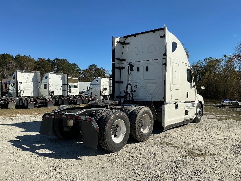 Sleeper Tractor-Heavy Duty Tractors-Freightliner-2022-T12664ST-Florence-SC-551,094\n\t\tmiles-$ 63,500 - Image 7