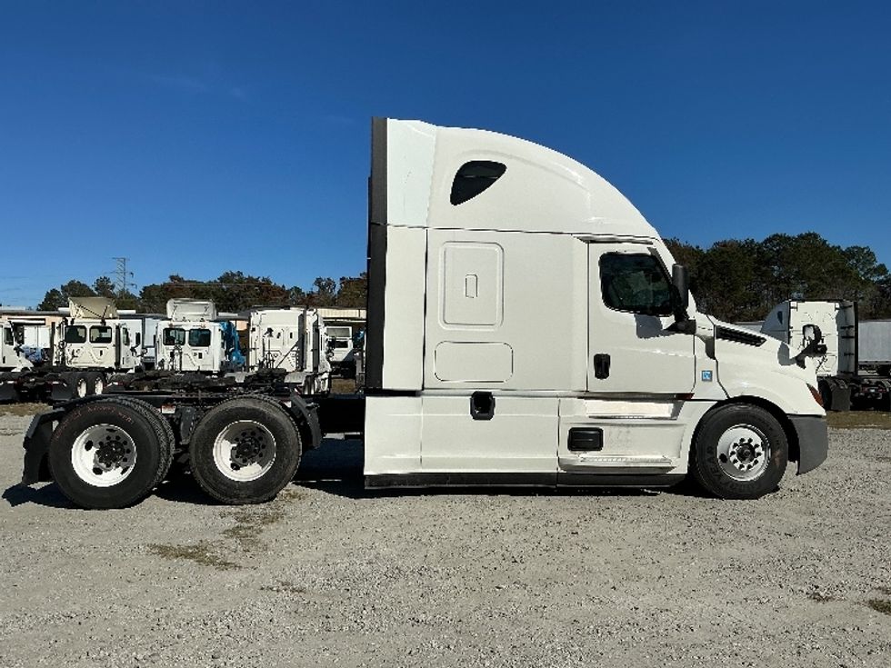 Sleeper Tractor-Heavy Duty Tractors-Freightliner-2022-T12664ST-Florence-SC-551,094\n\t\tmiles-$ 63,500 - Image 8