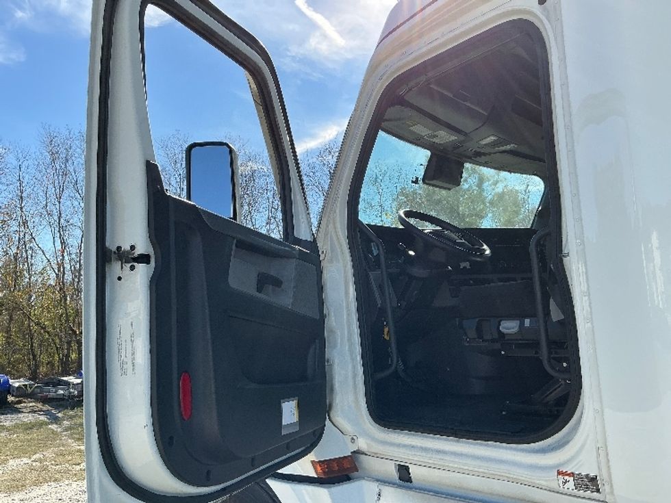 Sleeper Tractor-Heavy Duty Tractors-Freightliner-2022-T12664ST-Florence-SC-551,094\n\t\tmiles-$ 63,500 - Image 9