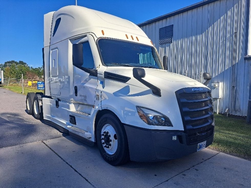 Sleeper Tractor-Heavy Duty Tractors-Freightliner-2022-T12664ST-Florence-SC-629,773\n\t\tmiles-$ 57,250 - Image 1