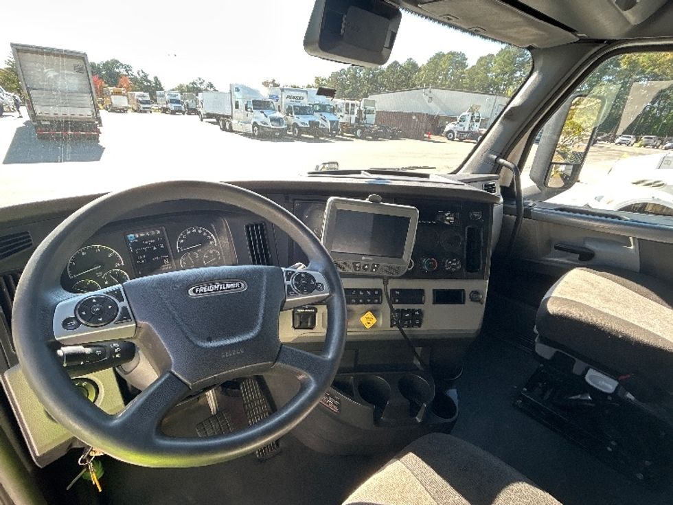 Sleeper Tractor-Heavy Duty Tractors-Freightliner-2022-T12664ST-Florence-SC-629,773\n\t\tmiles-$ 57,250 - Image 11