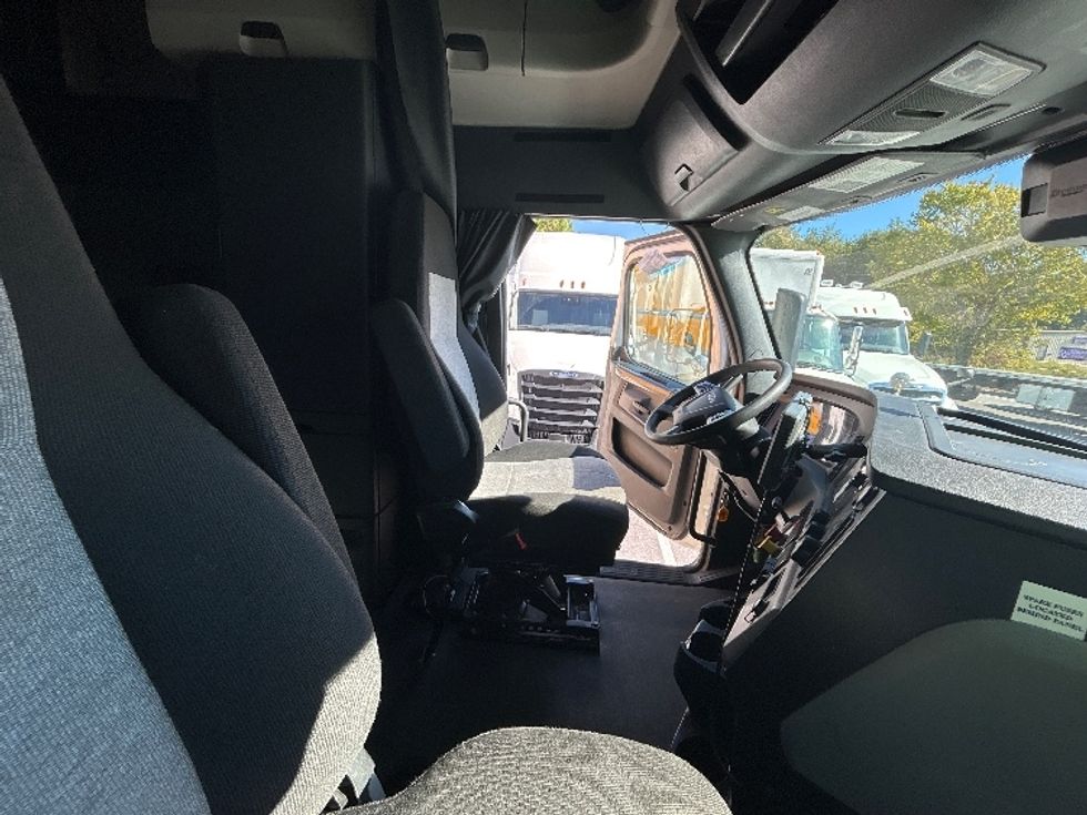 Sleeper Tractor-Heavy Duty Tractors-Freightliner-2022-T12664ST-Florence-SC-629,773\n\t\tmiles-$ 57,250 - Image 15