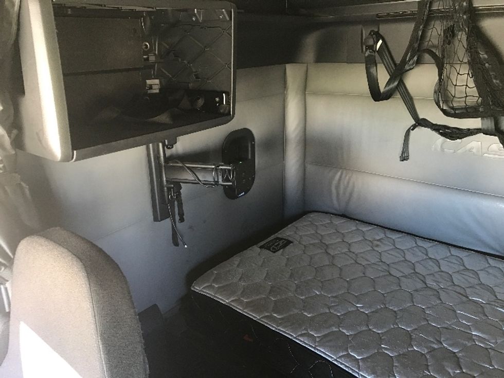 Sleeper Tractor-Heavy Duty Tractors-Freightliner-2022-T12664ST-Florence-SC-629,773\n\t\tmiles-$ 57,250 - Image 16