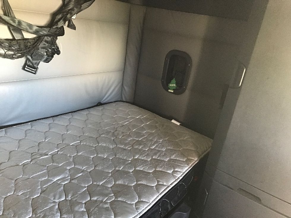 Sleeper Tractor-Heavy Duty Tractors-Freightliner-2022-T12664ST-Florence-SC-629,773\n\t\tmiles-$ 57,250 - Image 18