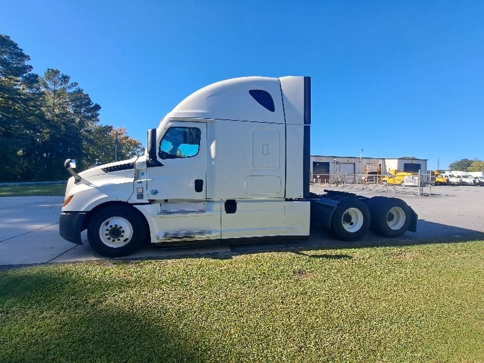 Sleeper Tractor-Heavy Duty Tractors-Freightliner-2022-T12664ST-Florence-SC-629,773\n\t\tmiles-$ 57,250 - Image 4