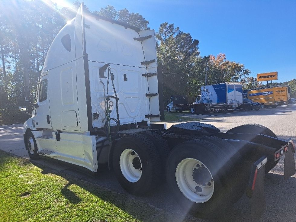 Sleeper Tractor-Heavy Duty Tractors-Freightliner-2022-T12664ST-Florence-SC-629,773\n\t\tmiles-$ 57,250 - Image 5