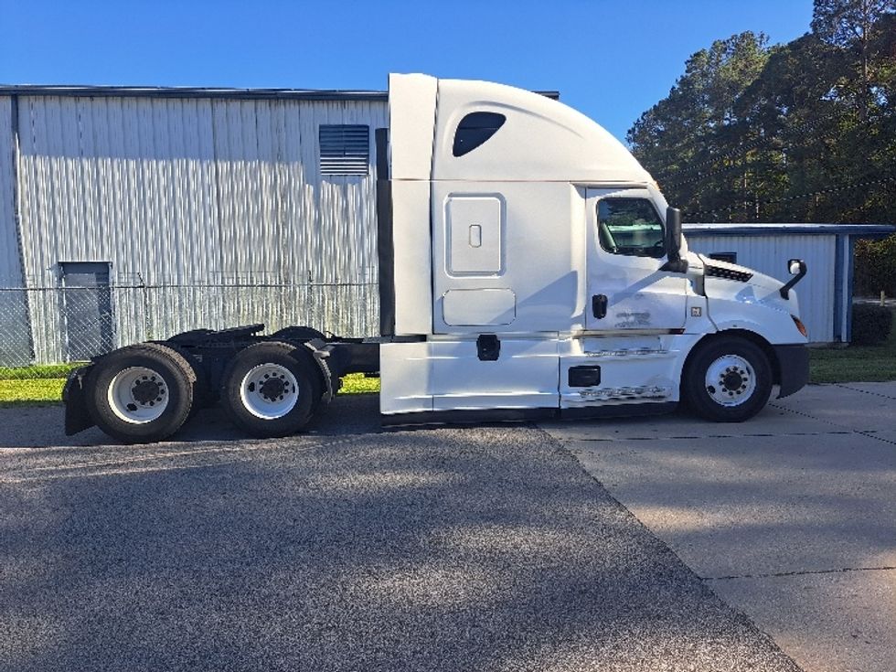 Sleeper Tractor-Heavy Duty Tractors-Freightliner-2022-T12664ST-Florence-SC-629,773\n\t\tmiles-$ 57,250 - Image 8