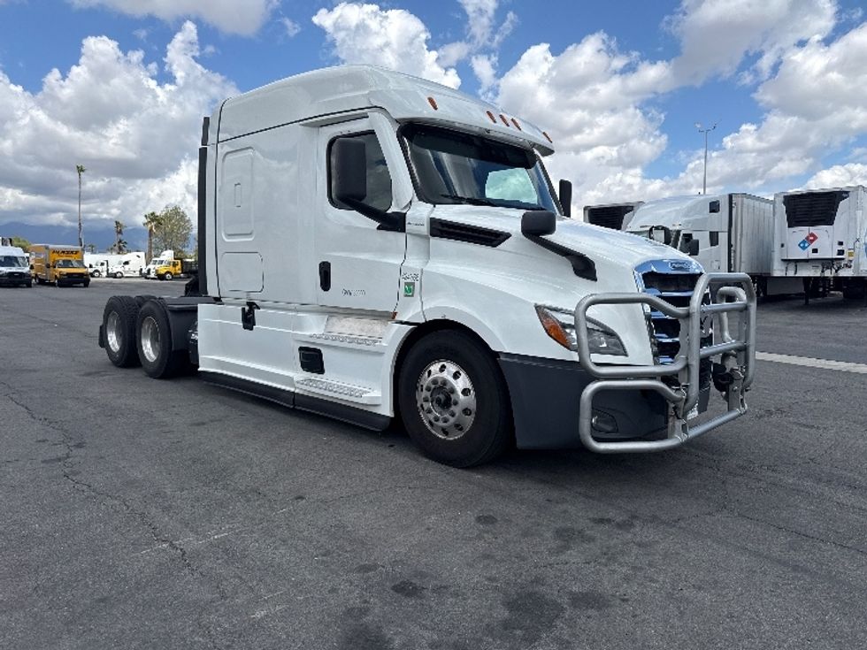 Sleeper Tractor-Heavy Duty Tractors-Freightliner-2022-T12664ST-Fontana-CA-327,057\n\t\tmiles-$ 95,750 - Image 1
