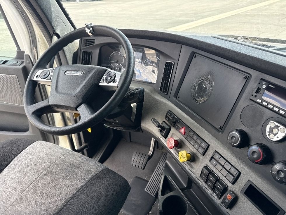 Sleeper Tractor-Heavy Duty Tractors-Freightliner-2022-T12664ST-Fontana-CA-327,057\n\t\tmiles-$ 95,750 - Image 11