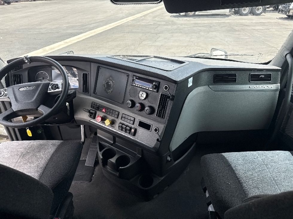 Sleeper Tractor-Heavy Duty Tractors-Freightliner-2022-T12664ST-Fontana-CA-327,057\n\t\tmiles-$ 95,750 - Image 12