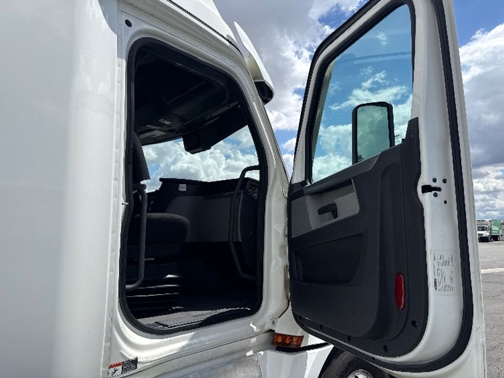 Sleeper Tractor-Heavy Duty Tractors-Freightliner-2022-T12664ST-Fontana-CA-327,057\n\t\tmiles-$ 95,750 - Image 13