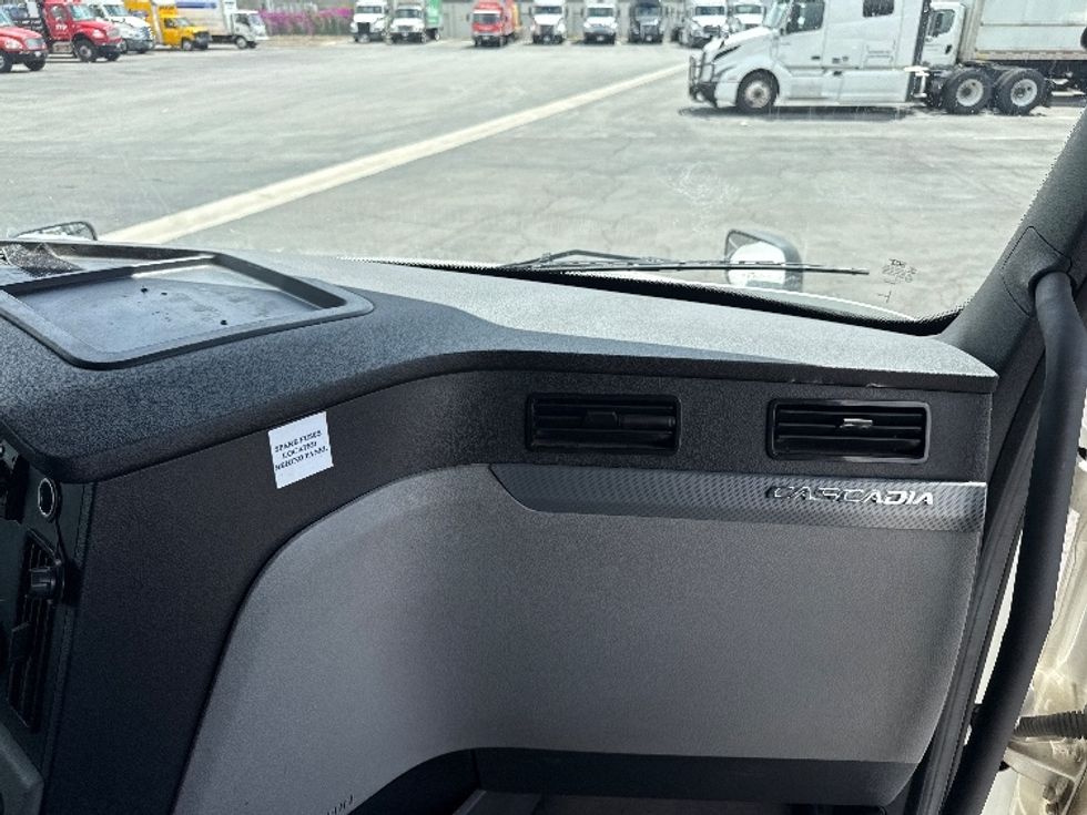 Sleeper Tractor-Heavy Duty Tractors-Freightliner-2022-T12664ST-Fontana-CA-327,057\n\t\tmiles-$ 95,750 - Image 14