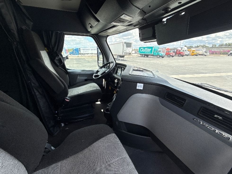 Sleeper Tractor-Heavy Duty Tractors-Freightliner-2022-T12664ST-Fontana-CA-327,057\n\t\tmiles-$ 95,750 - Image 15