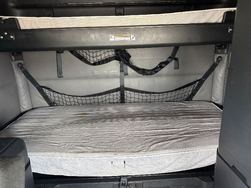 Sleeper Tractor-Heavy Duty Tractors-Freightliner-2022-T12664ST-Fontana-CA-327,057\n\t\tmiles-$ 95,750 - Image 16