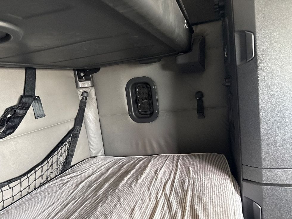 Sleeper Tractor-Heavy Duty Tractors-Freightliner-2022-T12664ST-Fontana-CA-327,057\n\t\tmiles-$ 95,750 - Image 18