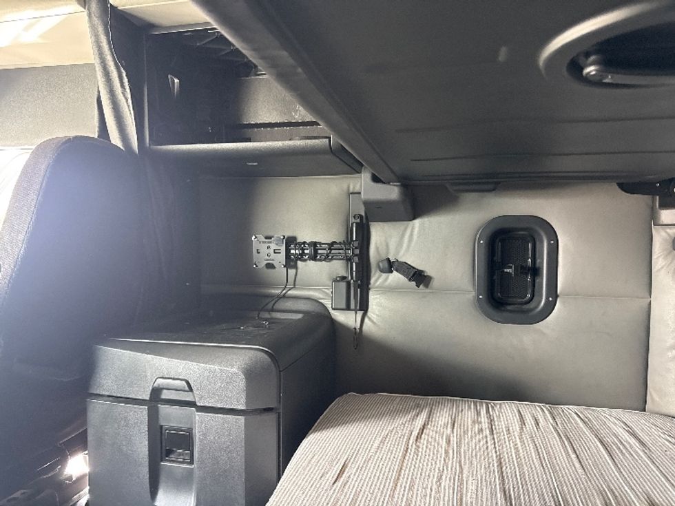 Sleeper Tractor-Heavy Duty Tractors-Freightliner-2022-T12664ST-Fontana-CA-327,057\n\t\tmiles-$ 95,750 - Image 19