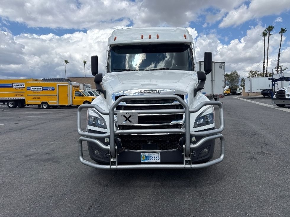 Sleeper Tractor-Heavy Duty Tractors-Freightliner-2022-T12664ST-Fontana-CA-327,057\n\t\tmiles-$ 95,750 - Image 2