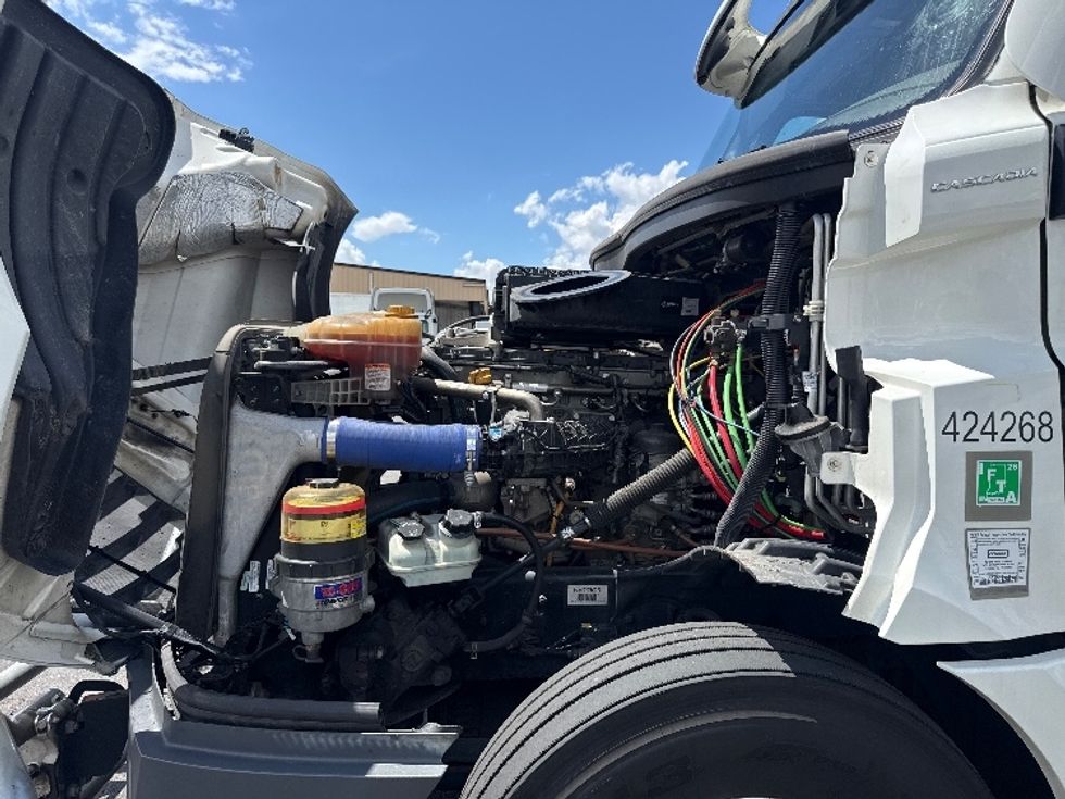 Sleeper Tractor-Heavy Duty Tractors-Freightliner-2022-T12664ST-Fontana-CA-327,057\n\t\tmiles-$ 95,750 - Image 21