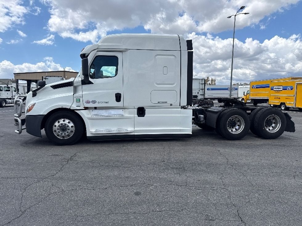 Sleeper Tractor-Heavy Duty Tractors-Freightliner-2022-T12664ST-Fontana-CA-327,057\n\t\tmiles-$ 95,750 - Image 4
