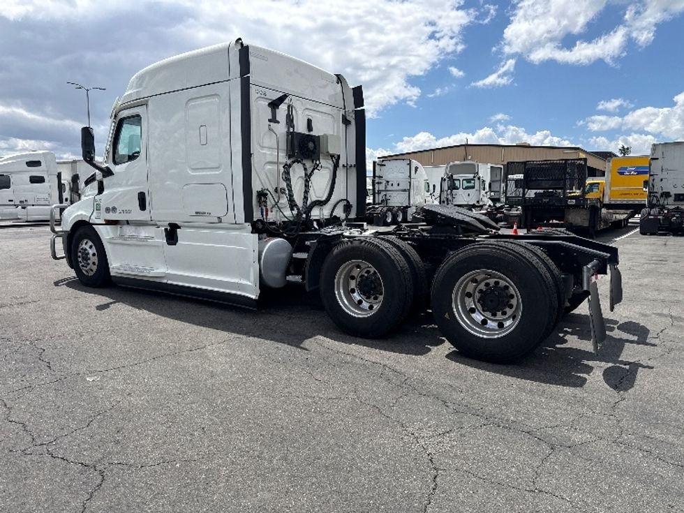 Sleeper Tractor-Heavy Duty Tractors-Freightliner-2022-T12664ST-Fontana-CA-327,057\n\t\tmiles-$ 95,750 - Image 5