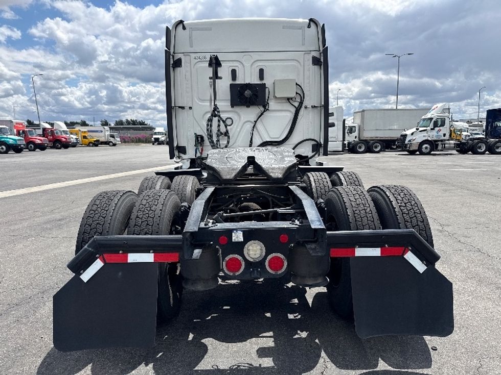Sleeper Tractor-Heavy Duty Tractors-Freightliner-2022-T12664ST-Fontana-CA-327,057\n\t\tmiles-$ 95,750 - Image 6