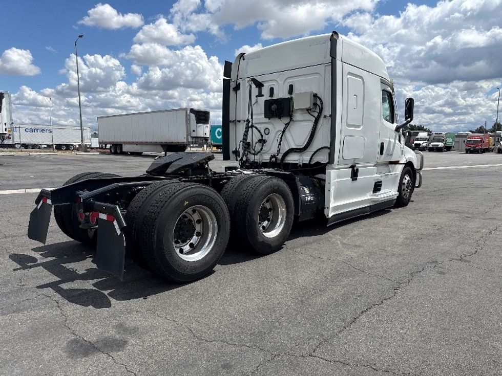 Sleeper Tractor-Heavy Duty Tractors-Freightliner-2022-T12664ST-Fontana-CA-327,057\n\t\tmiles-$ 95,750 - Image 7