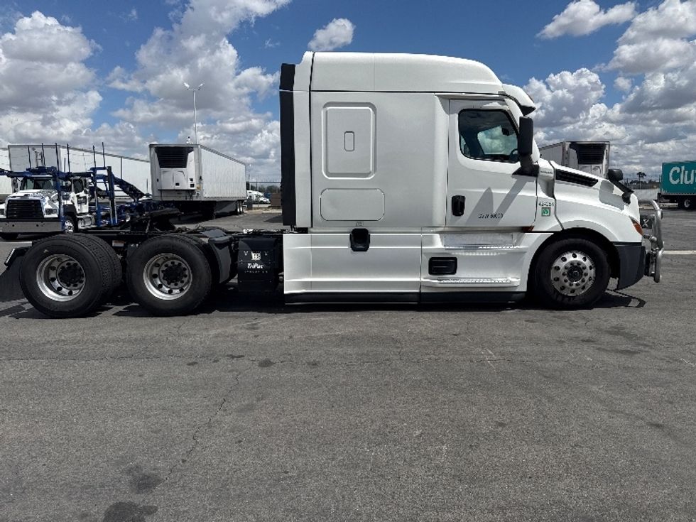Sleeper Tractor-Heavy Duty Tractors-Freightliner-2022-T12664ST-Fontana-CA-327,057\n\t\tmiles-$ 95,750 - Image 8
