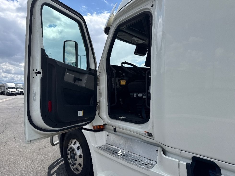 Sleeper Tractor-Heavy Duty Tractors-Freightliner-2022-T12664ST-Fontana-CA-327,057\n\t\tmiles-$ 95,750 - Image 9