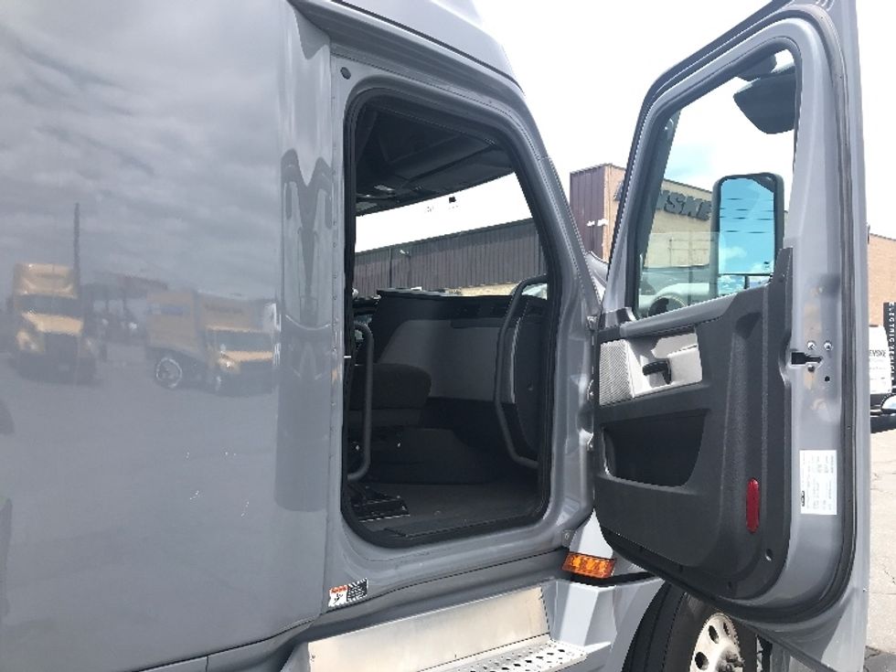 Sleeper Tractor-Heavy Duty Tractors-Freightliner-2022-T12664ST-Fontana-CA-360,392\n\t\tmiles-$ 93,000 - Image 13